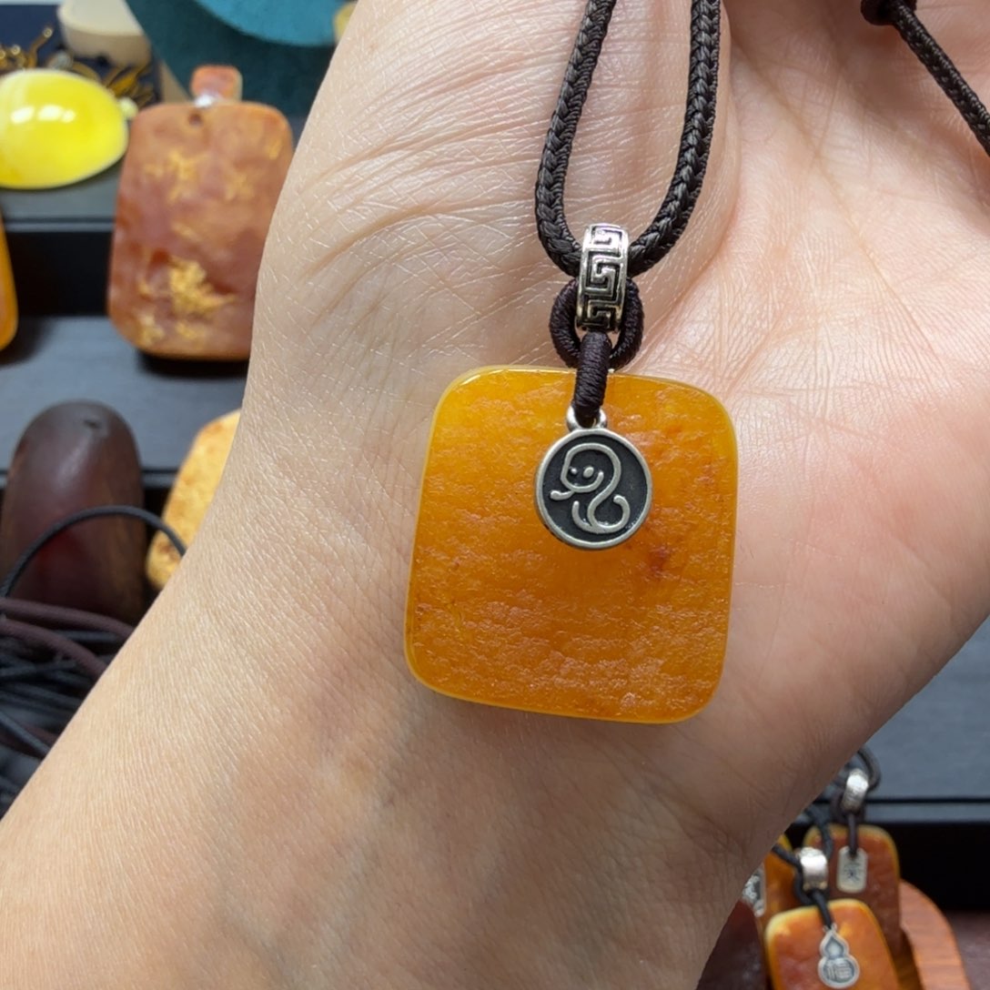 琥珀吊坠(赠链)未镶嵌