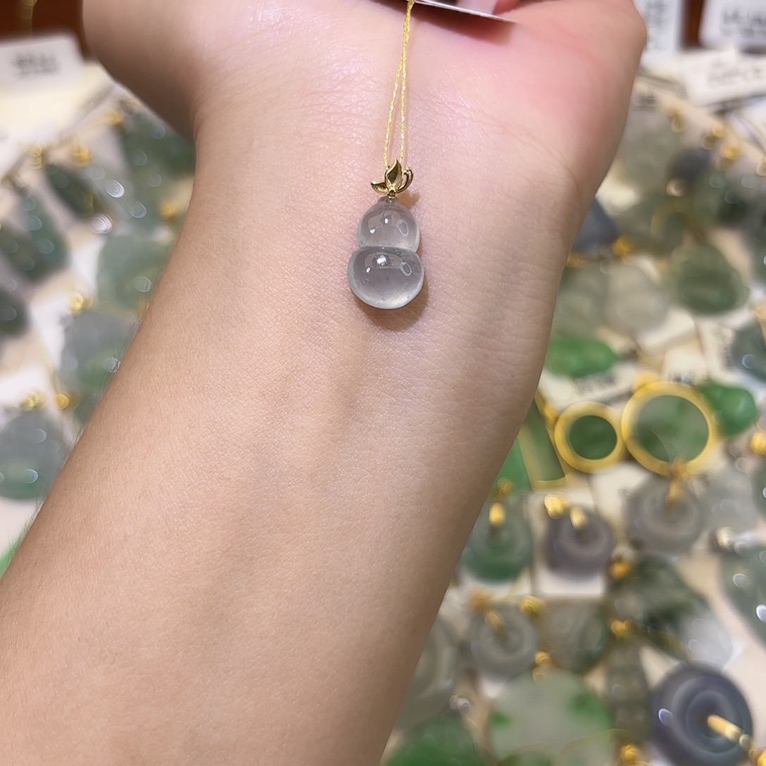 翡翠18K金镶嵌颈饰葫芦