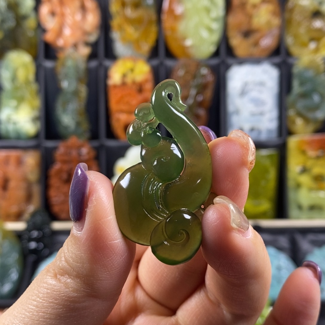 蛇纹石玉颈饰合金