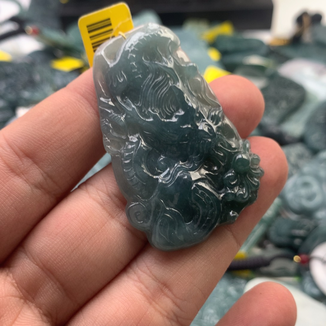 颈饰未镶嵌翡翠龙牌