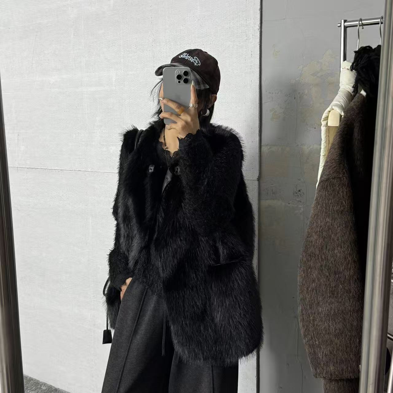 SISTERS【松间】双面穿黑色PU毛毛马甲