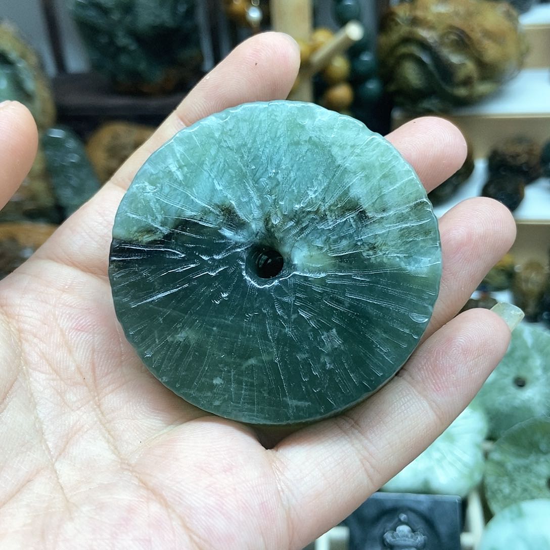 蛇纹石玉车挂未镶嵌土*