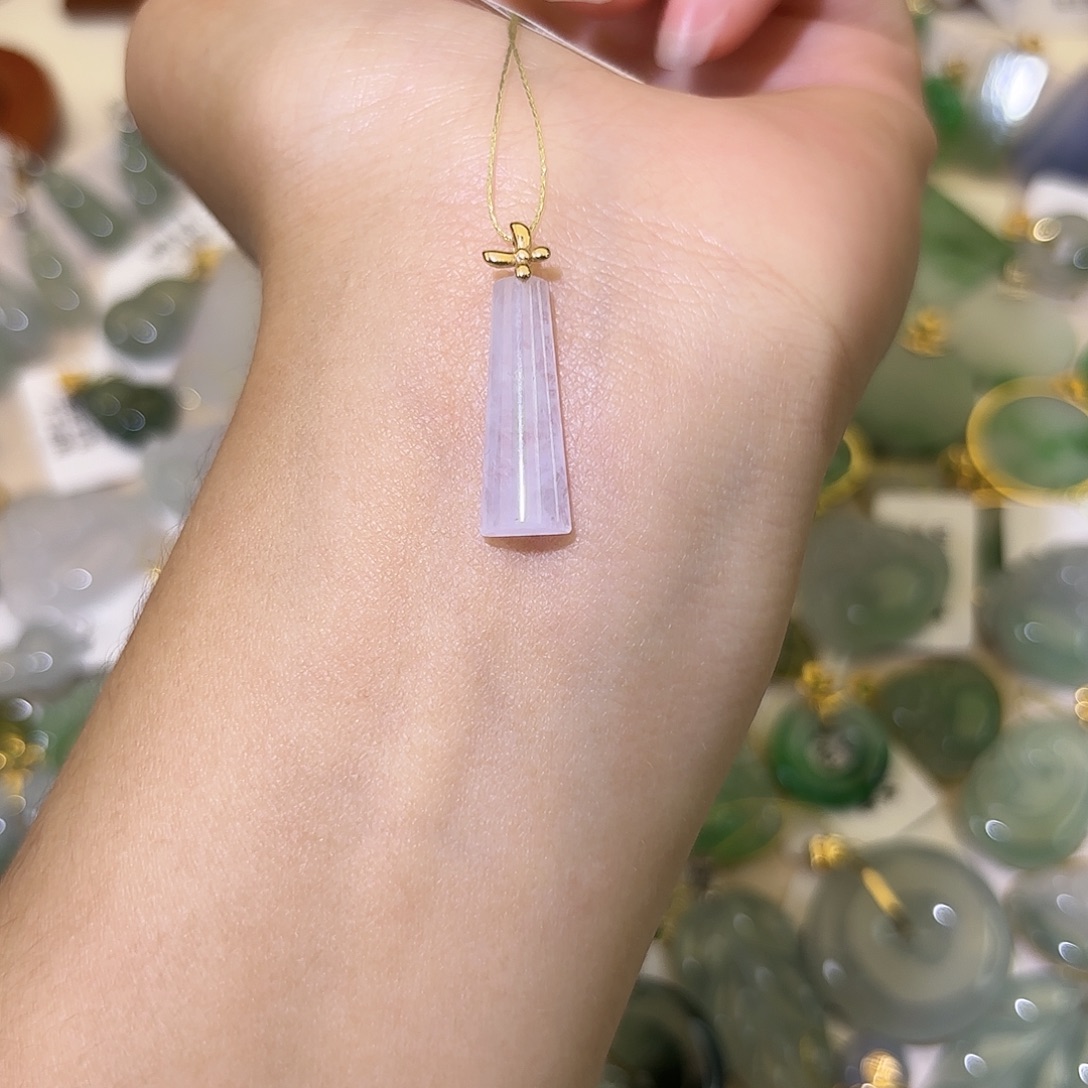 翡翠18K金镶嵌颈饰无事牌