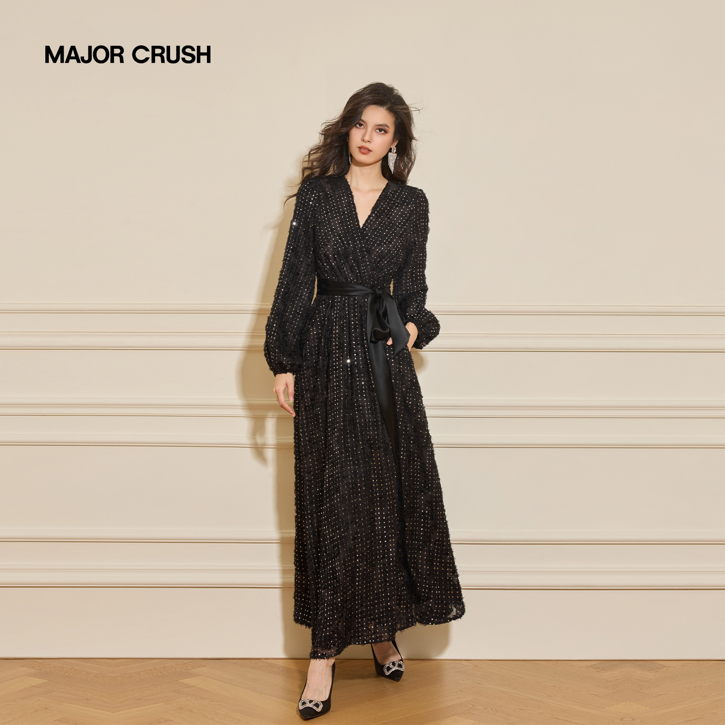 MAJOR CRUSH冬季赫本风优雅显瘦长袖时尚星芒暗羽裹裙7478