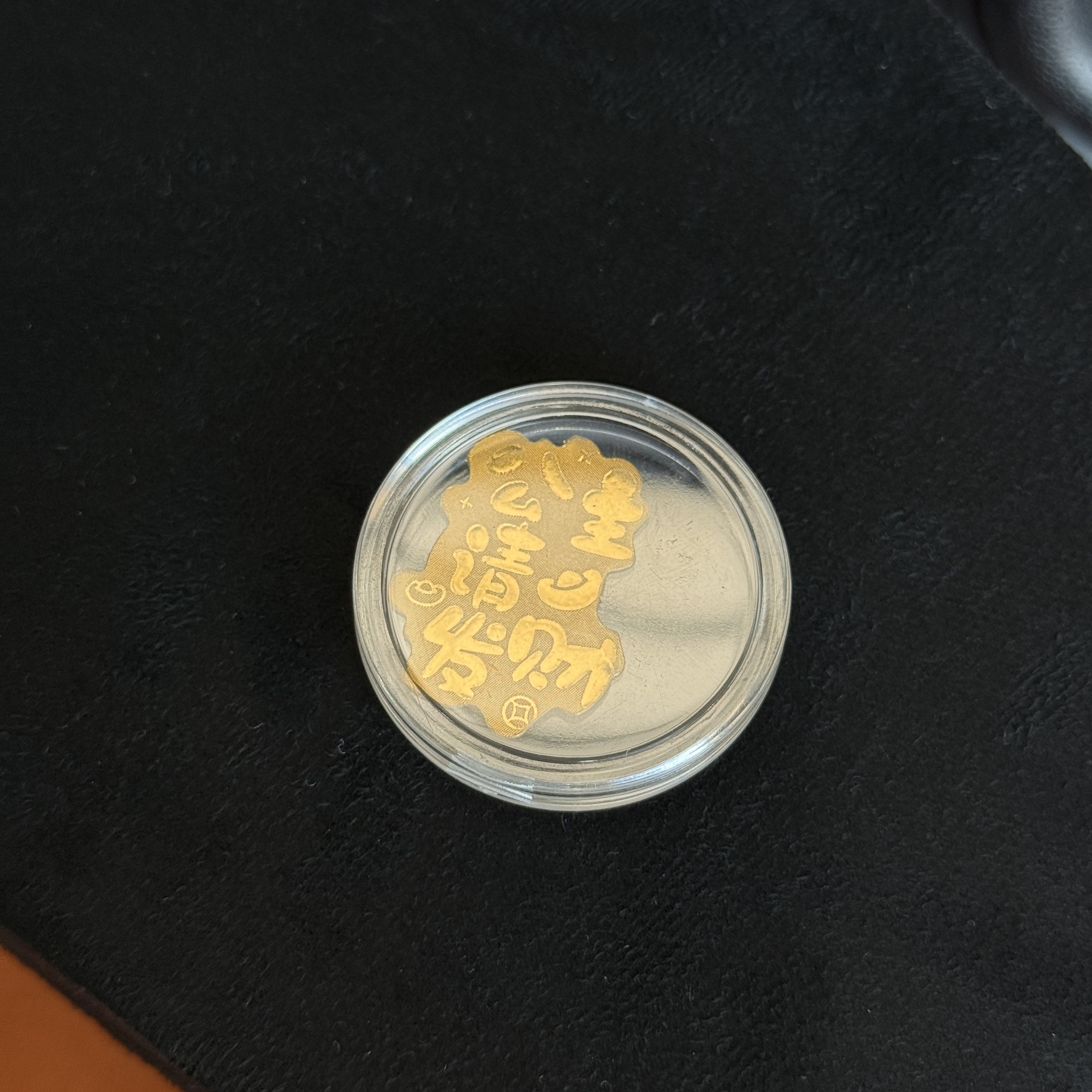 《黛喜珠宝》dd0002合金吊坠公主请发财金箔手机贴