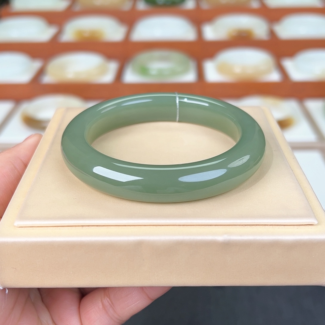 和田玉手镯未镶嵌湖水绿