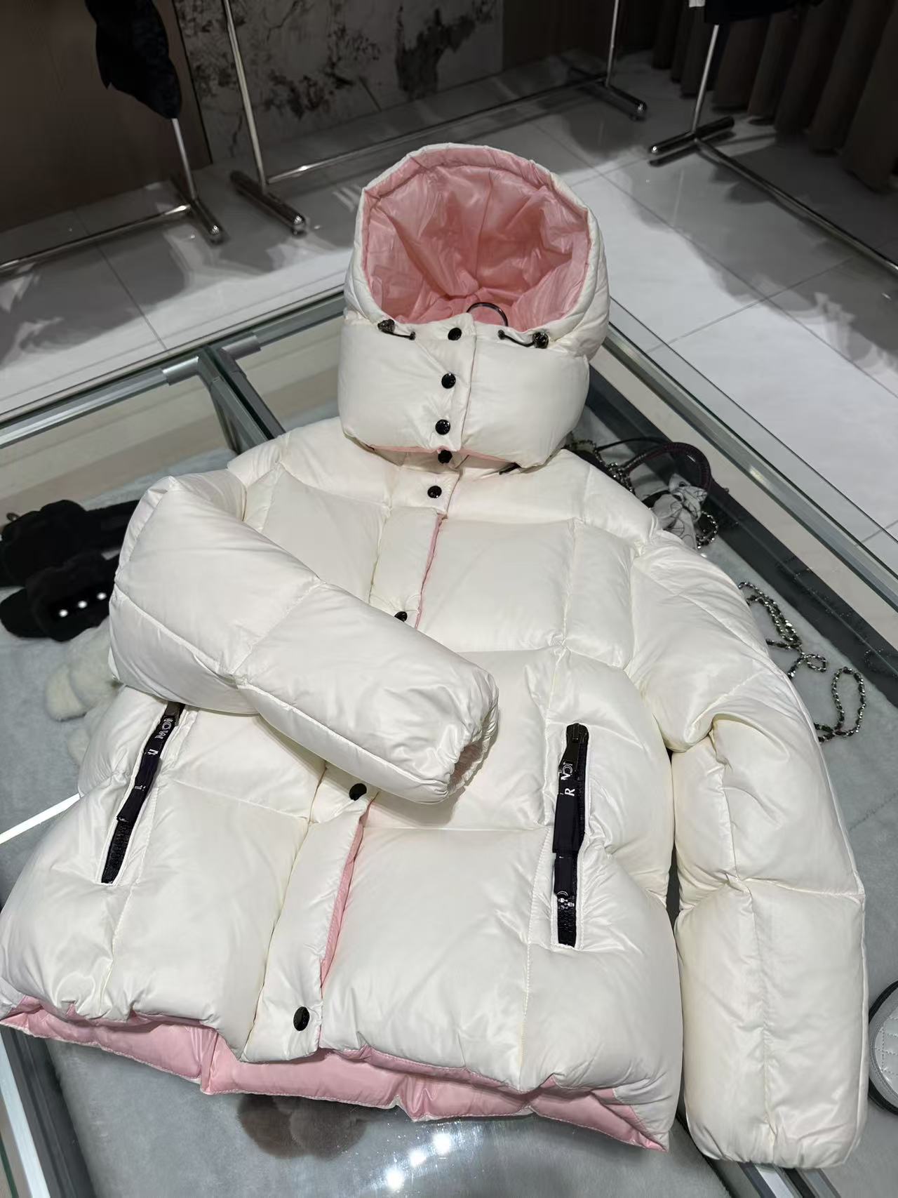 25新款 冬季女款白粉黑金长袖加厚羽绒服B8828