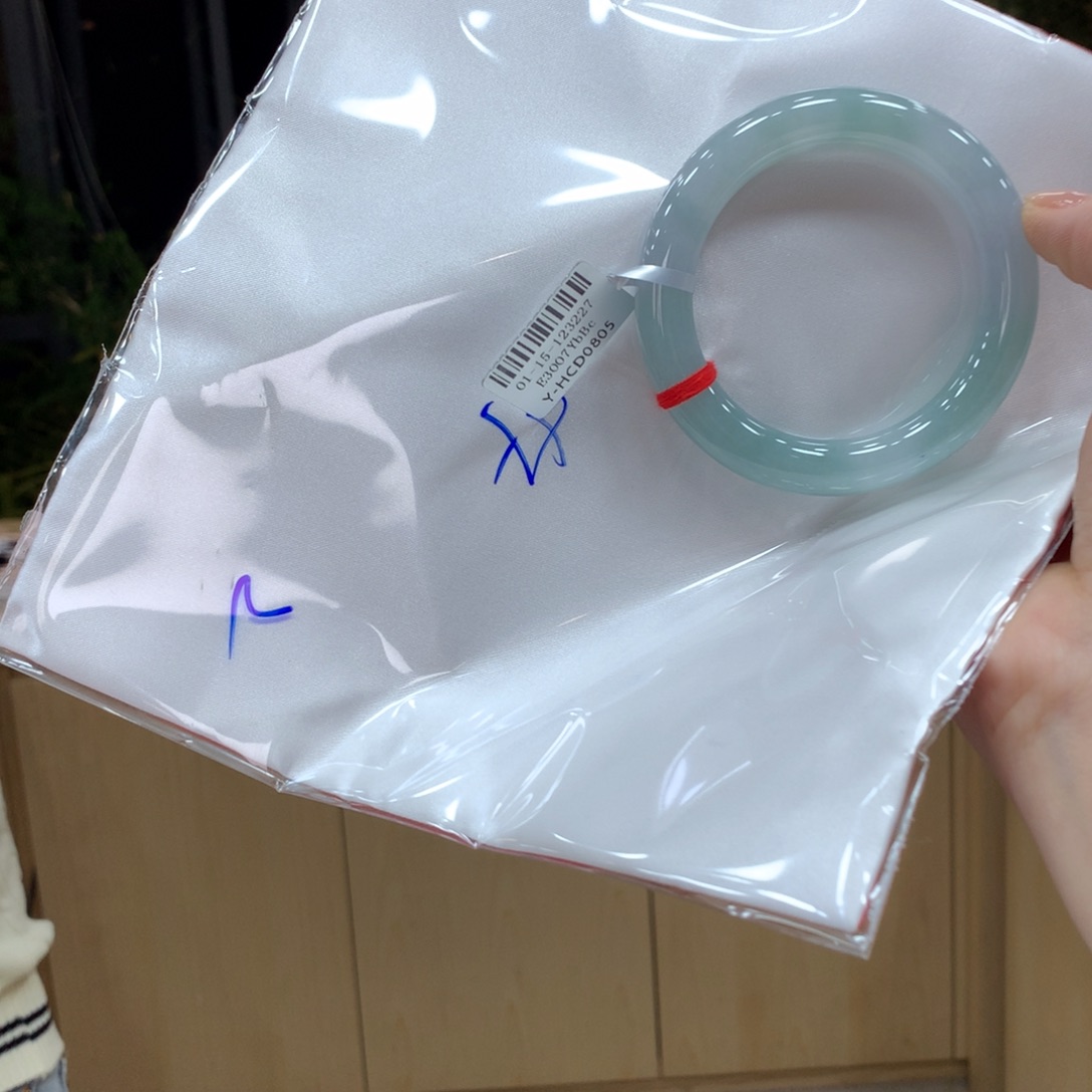 翡翠手镯未镶嵌不退不换