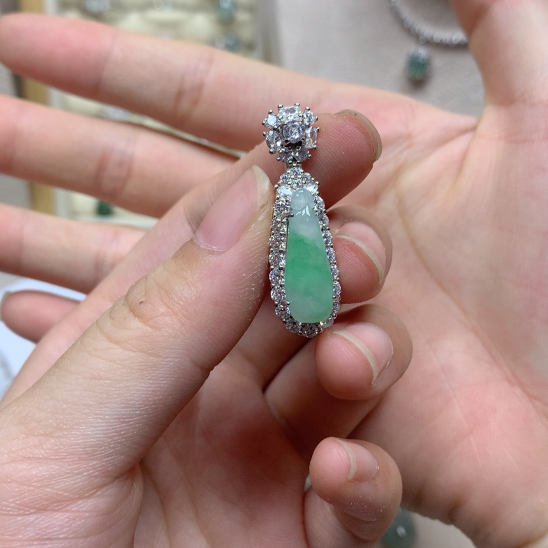 翡翠银S925镶嵌颈饰飘绿福瓜吊坠