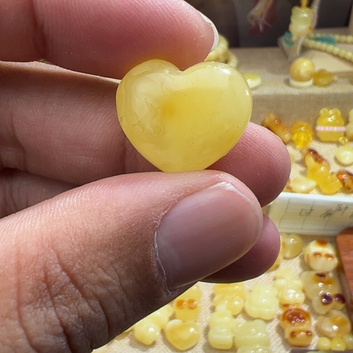 未镶嵌琥珀裸石2克爱心