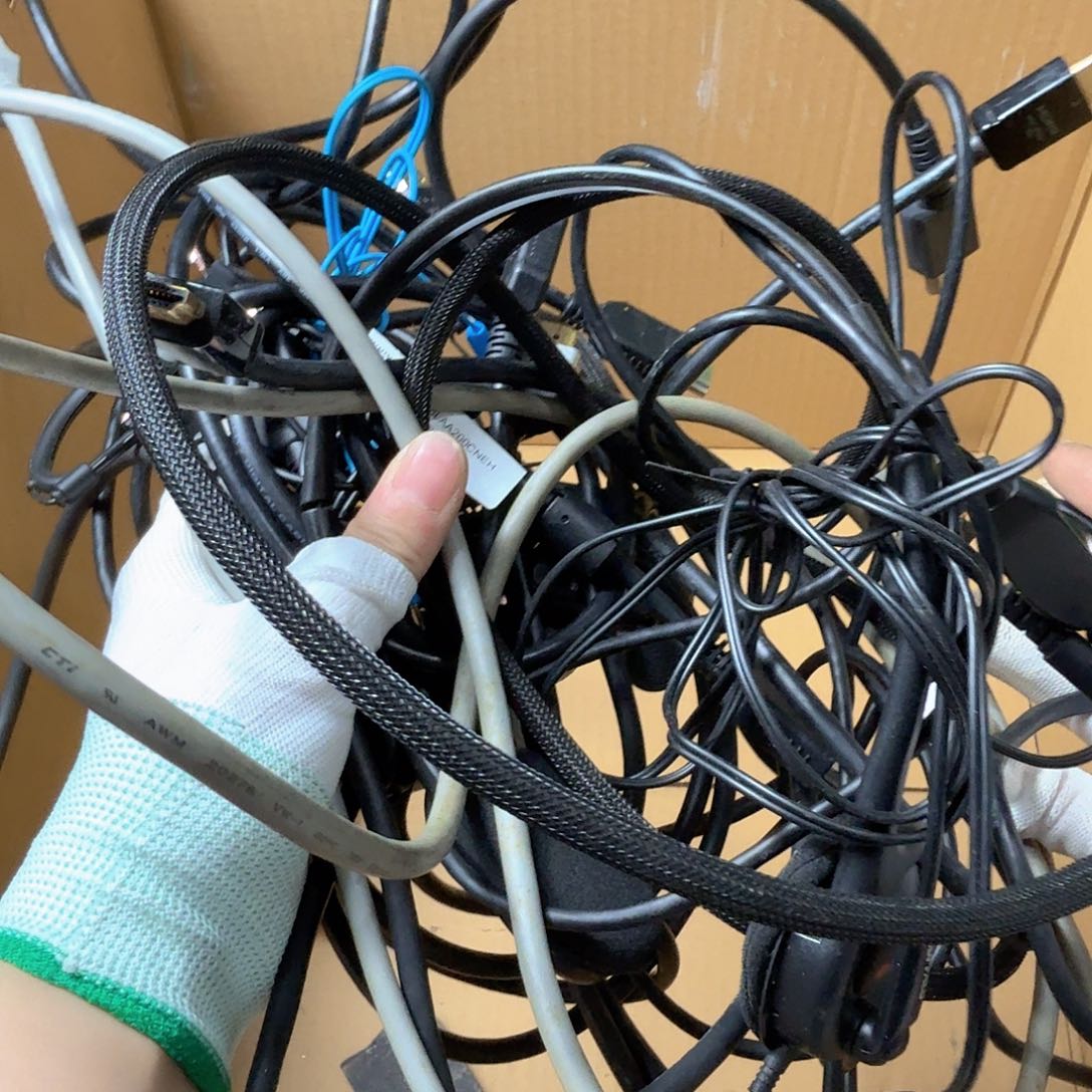 何***～中古商品，瑕疵品，不保好坏。582