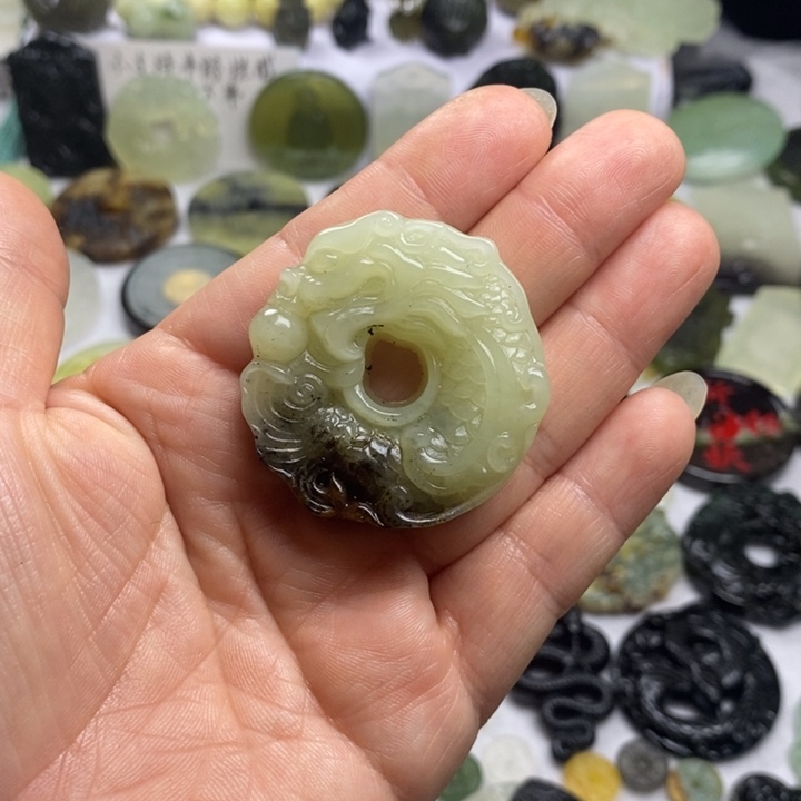 蛇纹石玉颈饰合金