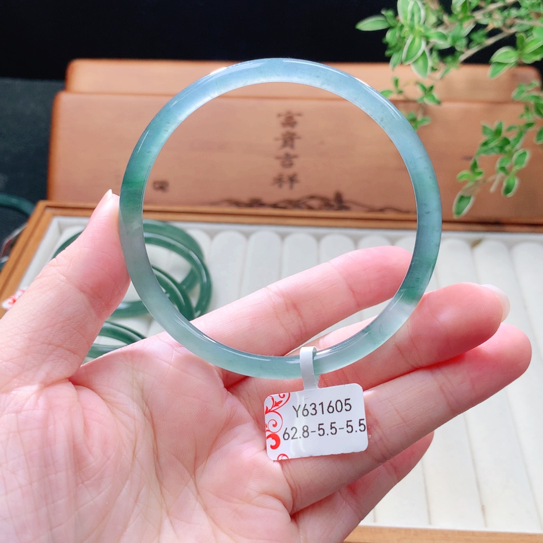 未镶嵌手镯（圆镯）翡翠