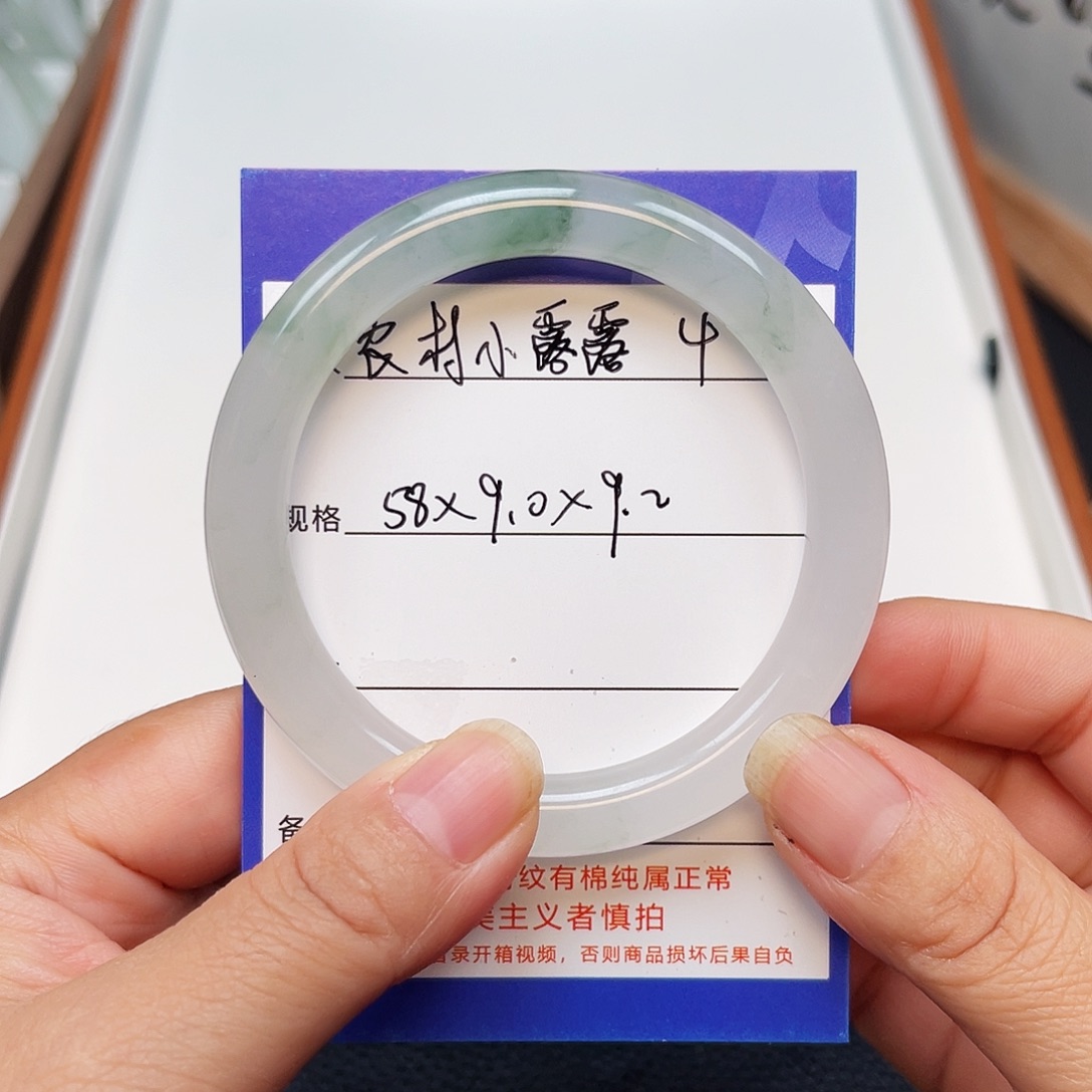 农***露石英质玉手镯未镶嵌