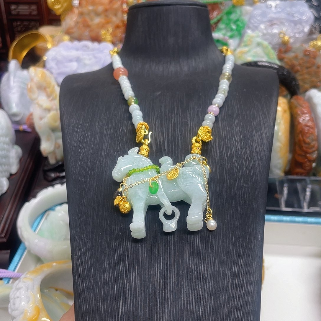 Q****翡翠未镶嵌颈饰马