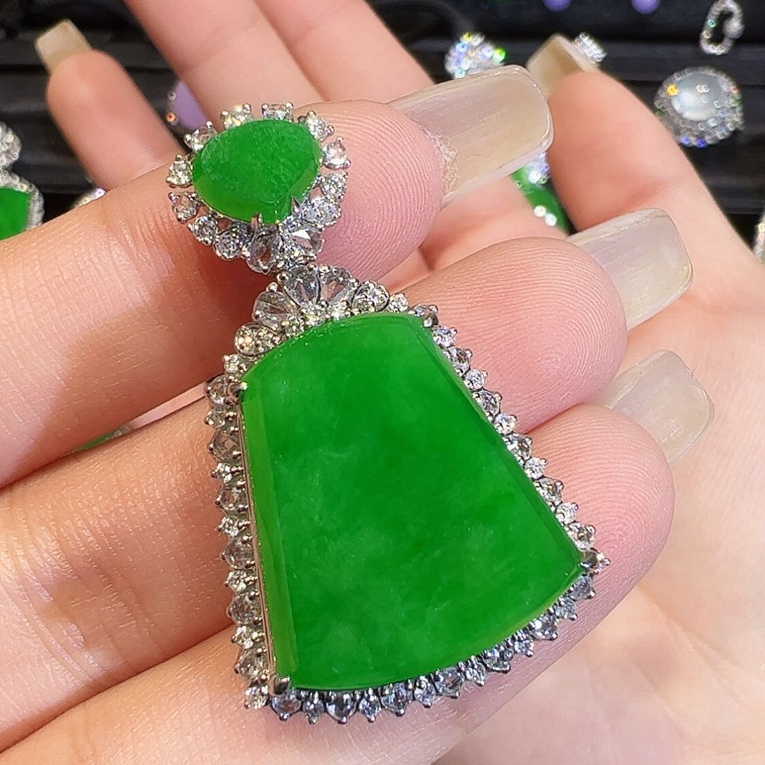 翡翠颈饰18K金镶嵌超厚装无事牌