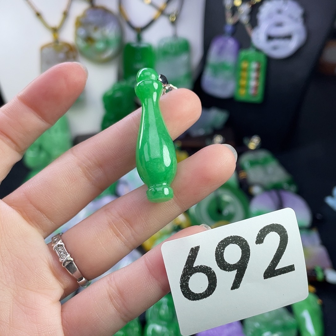 翡翠未镶嵌吊坠(赠链)