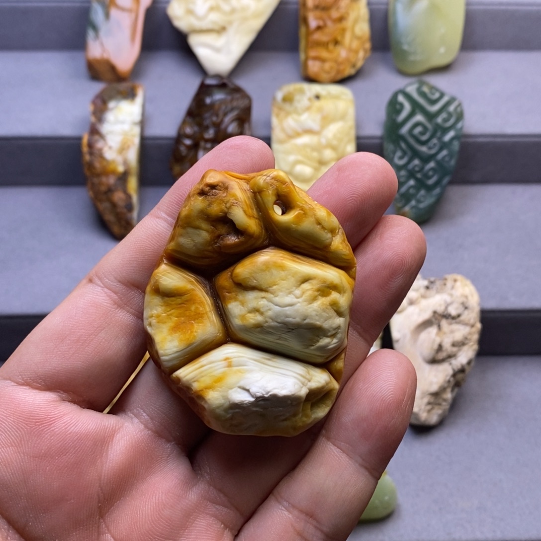 未镶嵌岫玉颈饰挂件