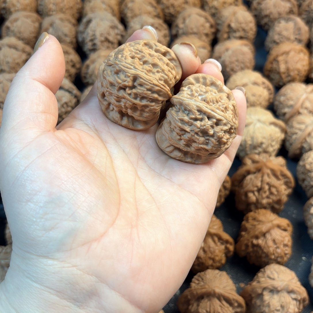 文玩核桃吊坠白狮子