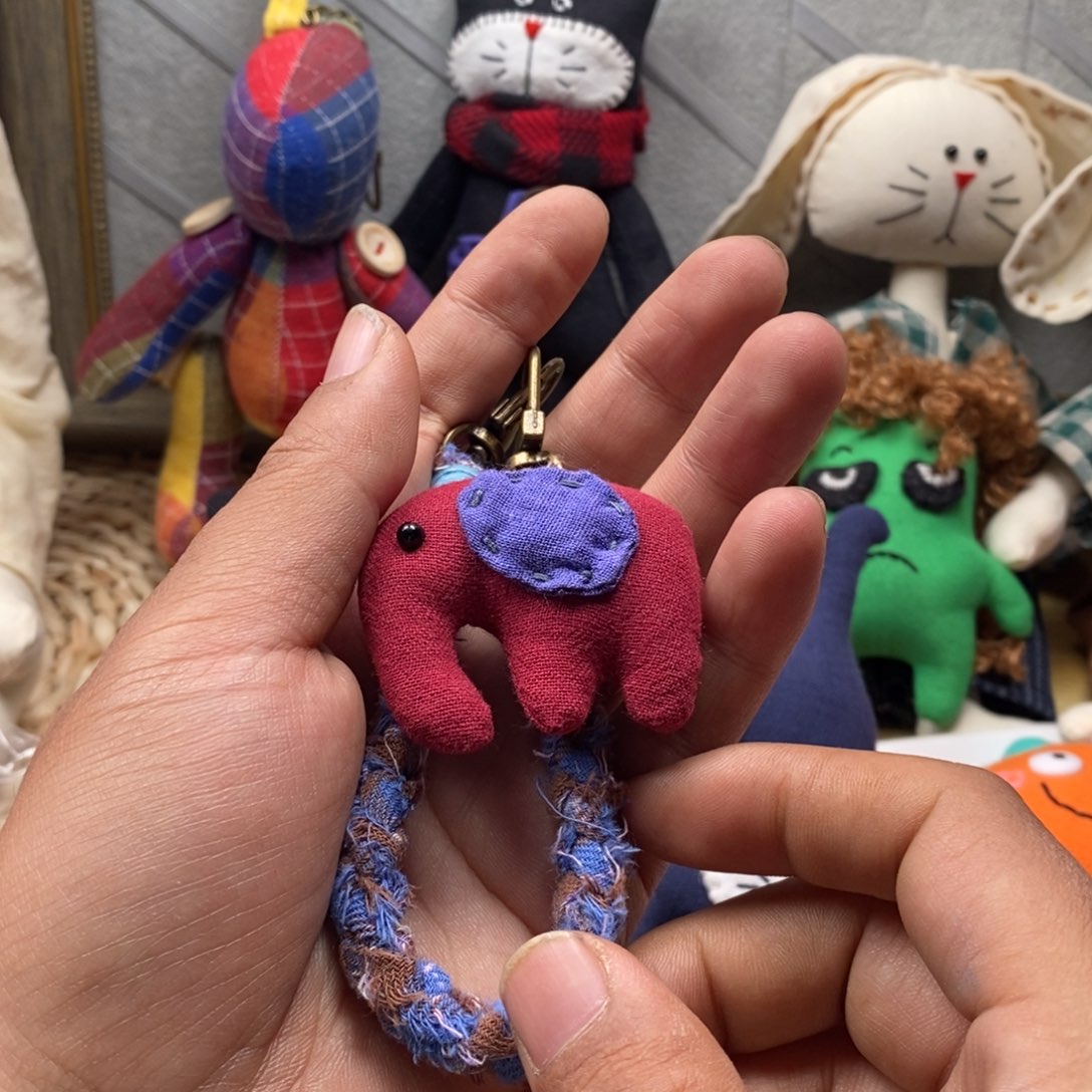 亚麻棉手机链的大象