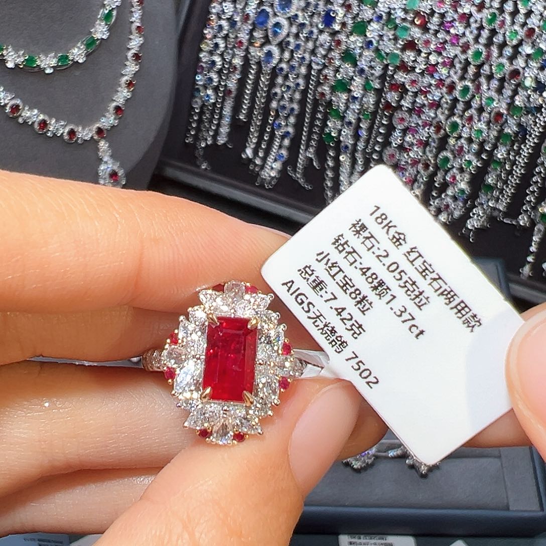 红宝石戒指18K金镶嵌