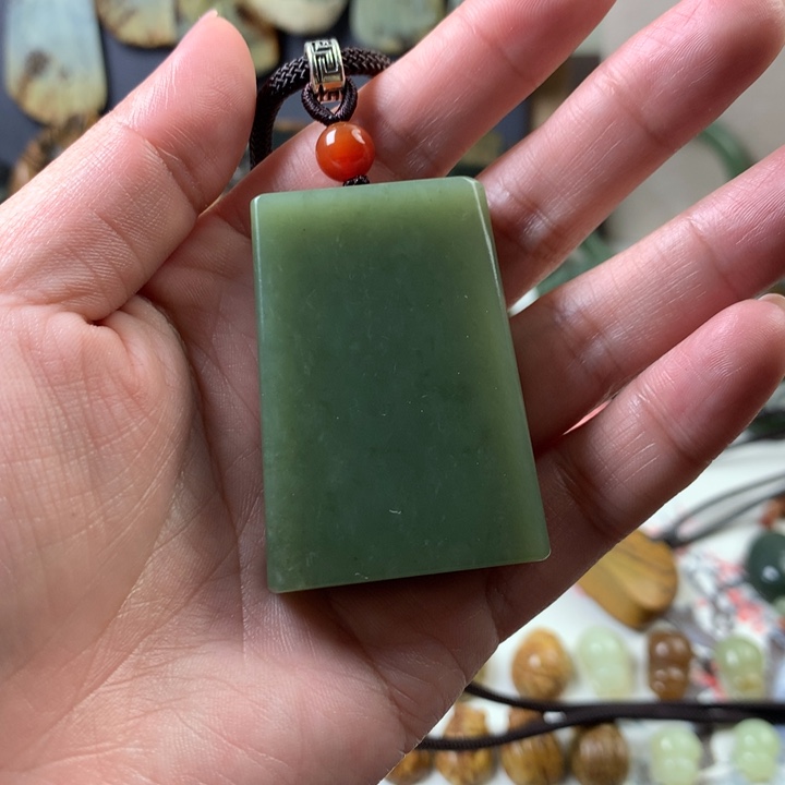透闪石质玉挂件未镶嵌