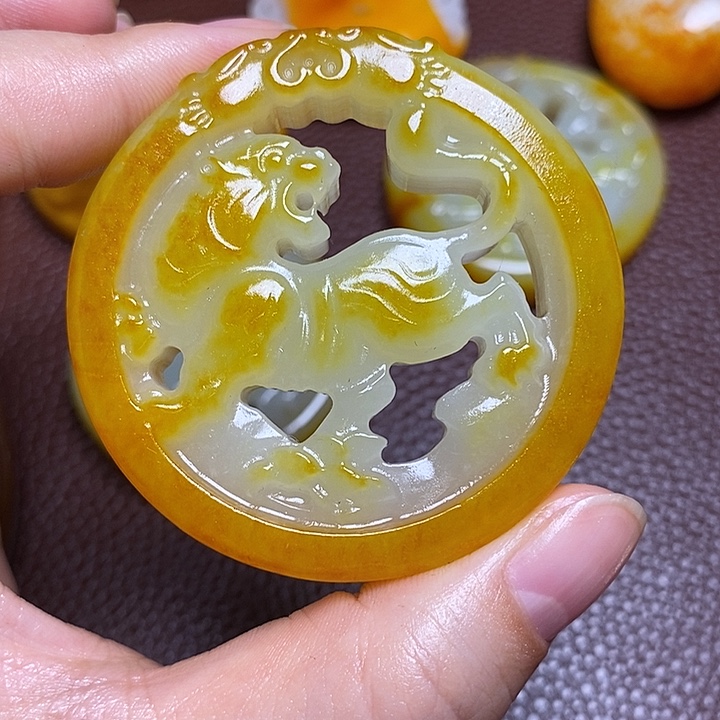 孤***人和田玉未镶嵌颈饰