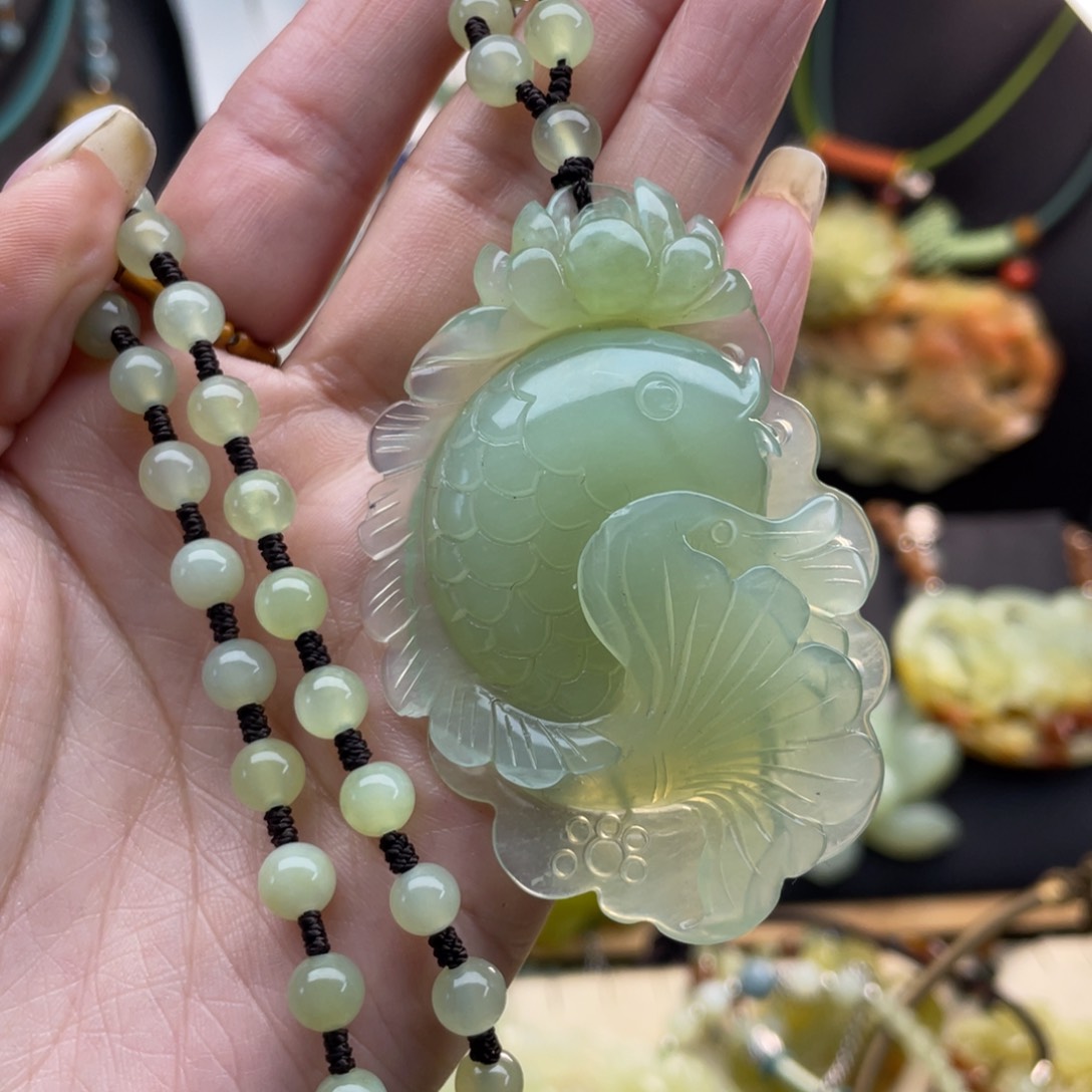 蛇纹石玉未镶嵌颈饰