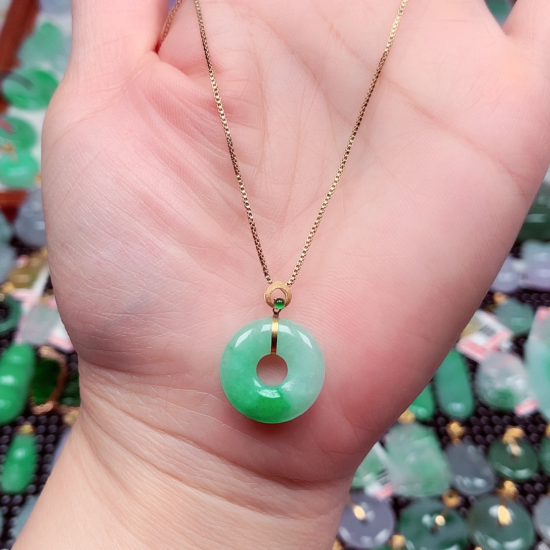 翡翠18K金镶嵌颈饰