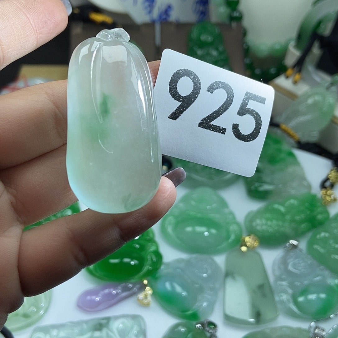 翡翠未镶嵌吊坠(赠链)