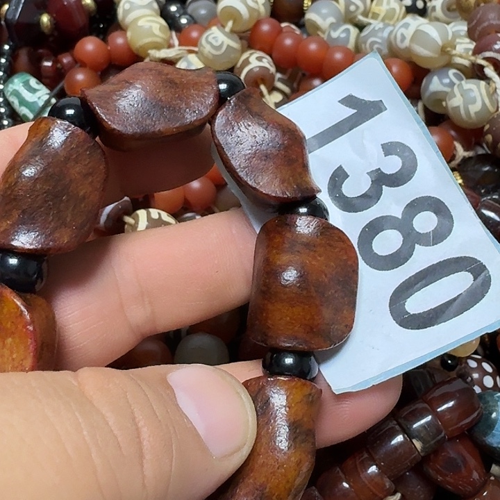 和田玉未镶嵌颈饰心****Q