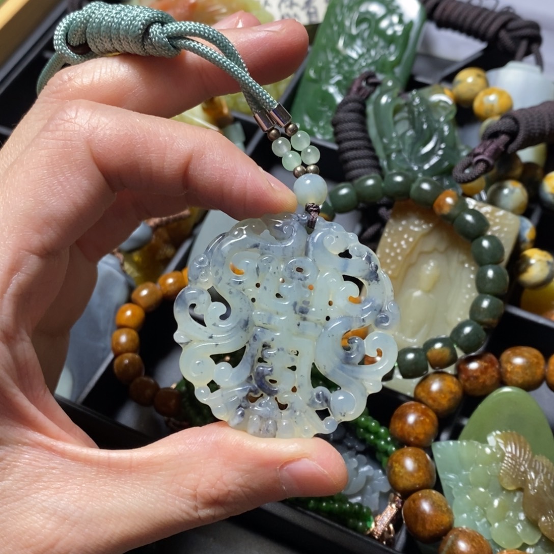 蛇纹石玉未镶嵌颈饰