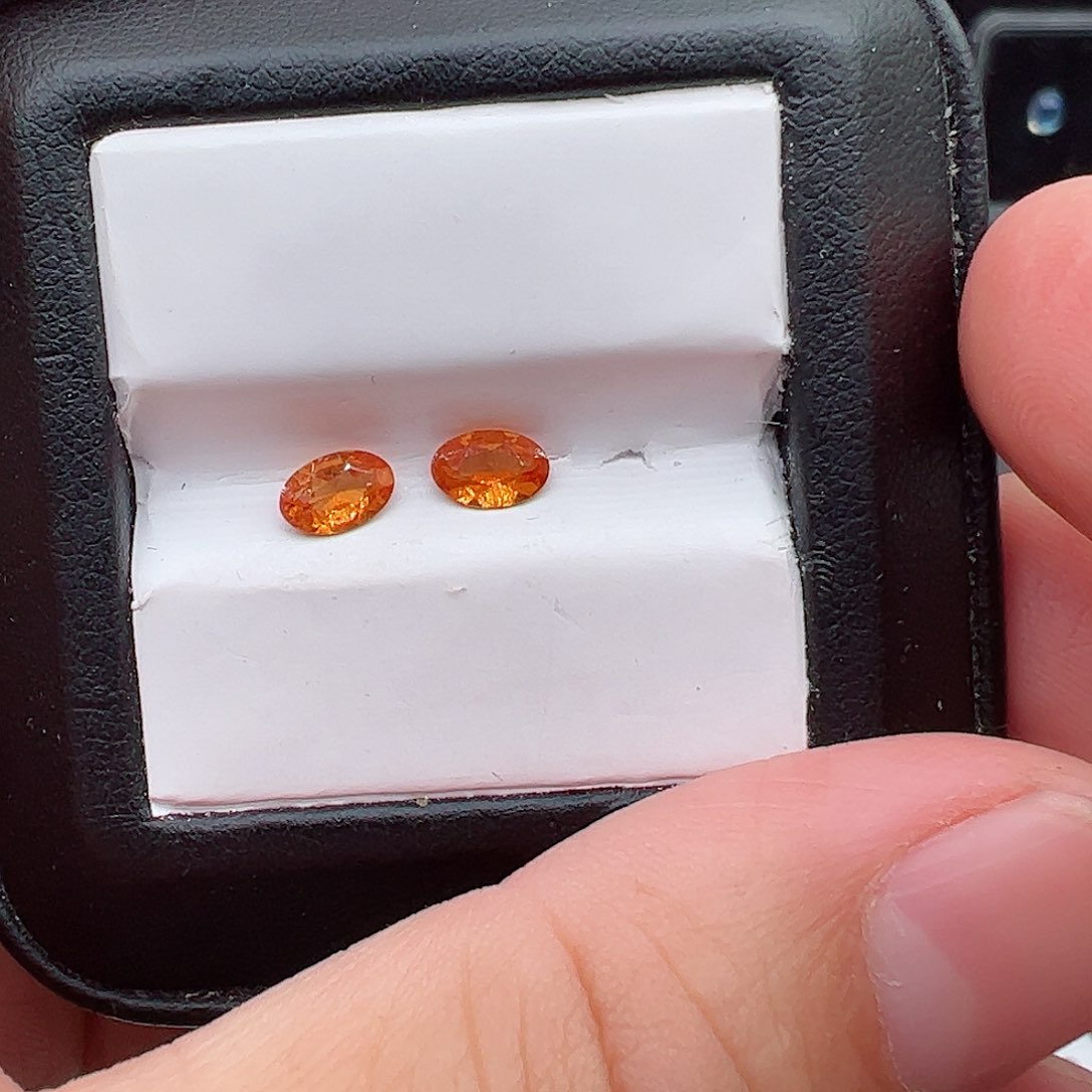 石榴石（芬达石）4✖️6椭圆裸石2颗未镶嵌