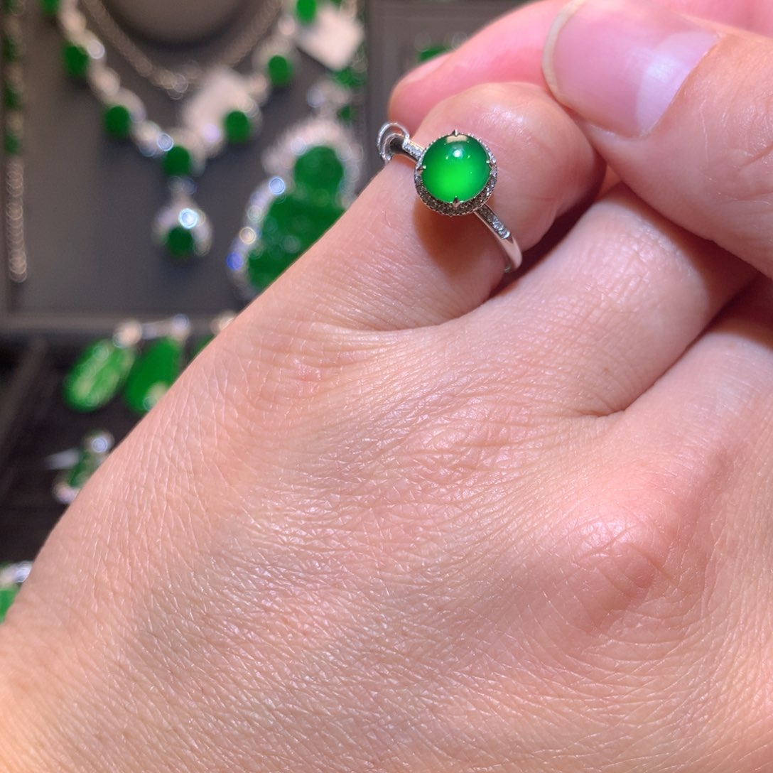 翡翠戒指18K金镶嵌天然翡翠