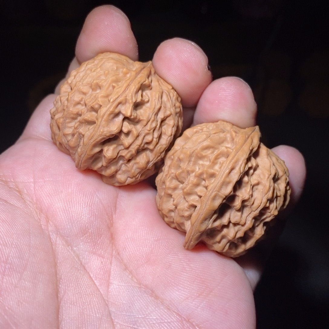 文玩核桃吊坠红豆