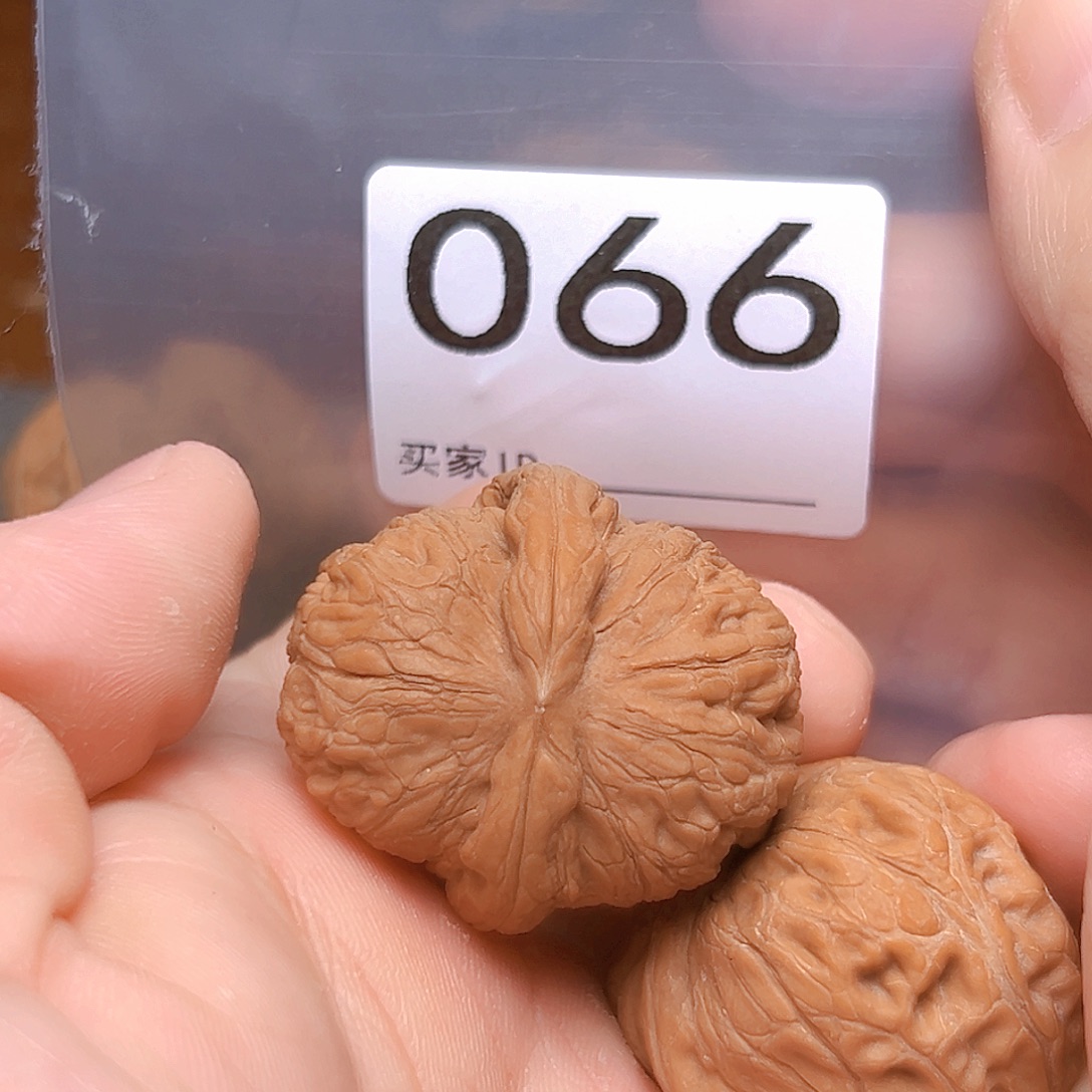 文玩核桃吊坠36元宝 有瑕疵