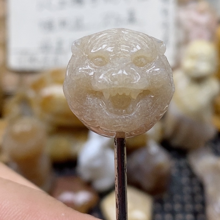 颈饰未镶嵌硅化珊瑚（珊瑚玉）