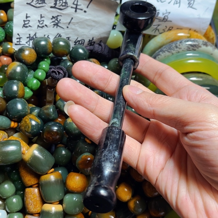 蛇纹石玉颈饰未镶嵌