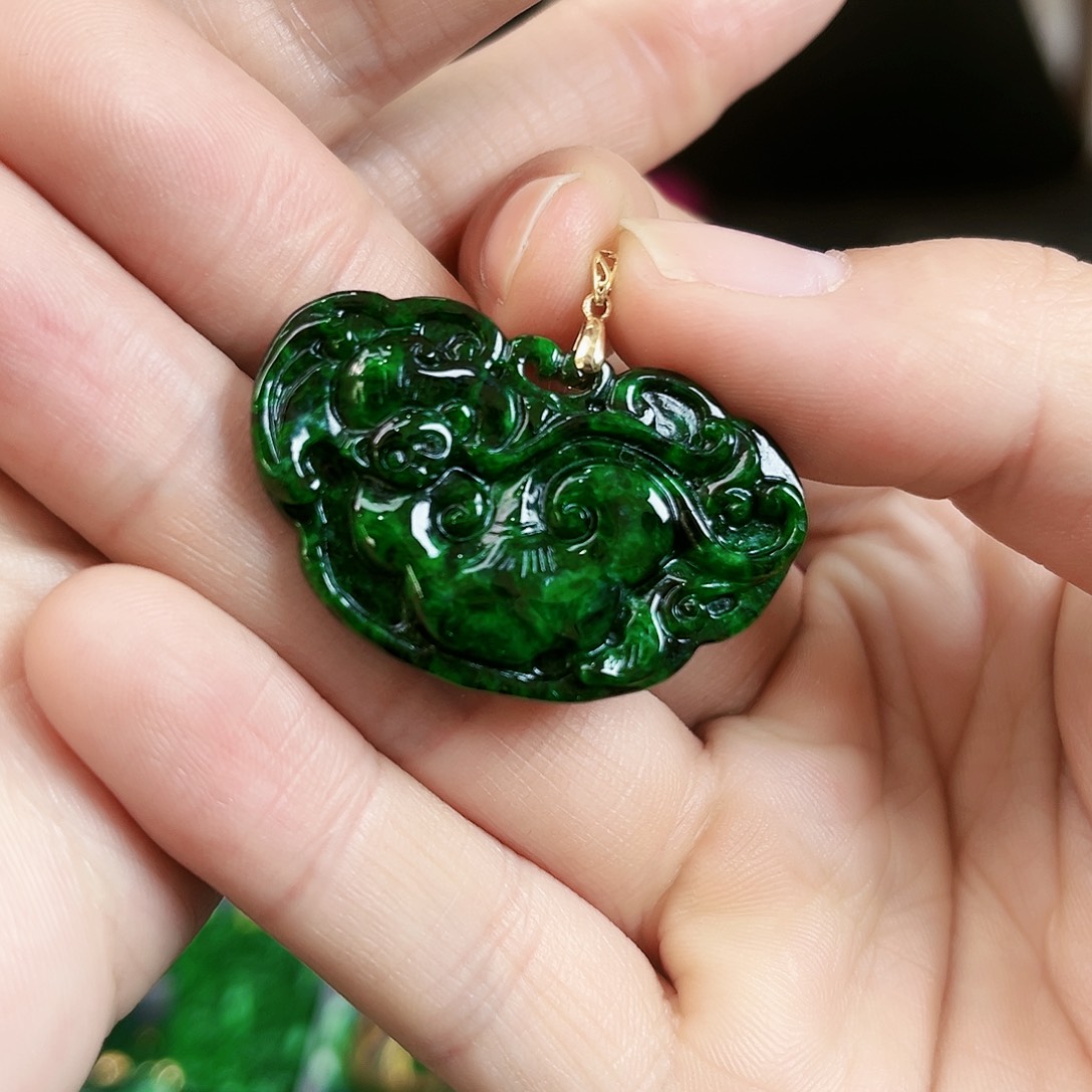 翡翠颈饰18K金镶嵌吊坠多样性