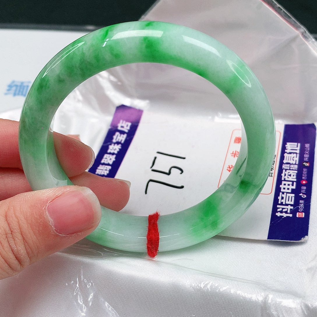 翡翠手镯未镶嵌翡翠