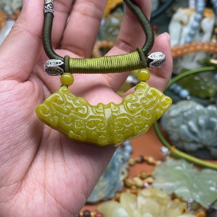 蛇纹石玉吊坠合金
