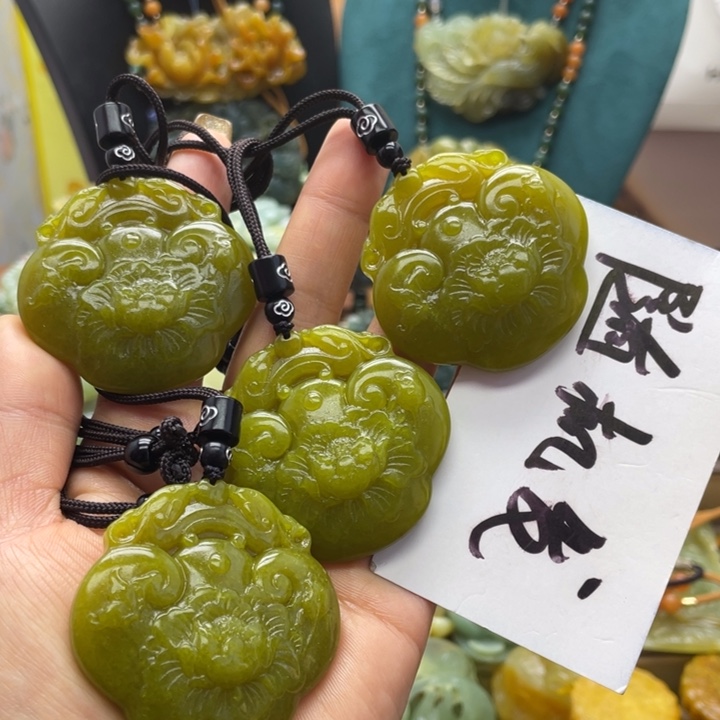 蛇纹石玉未镶嵌颈饰