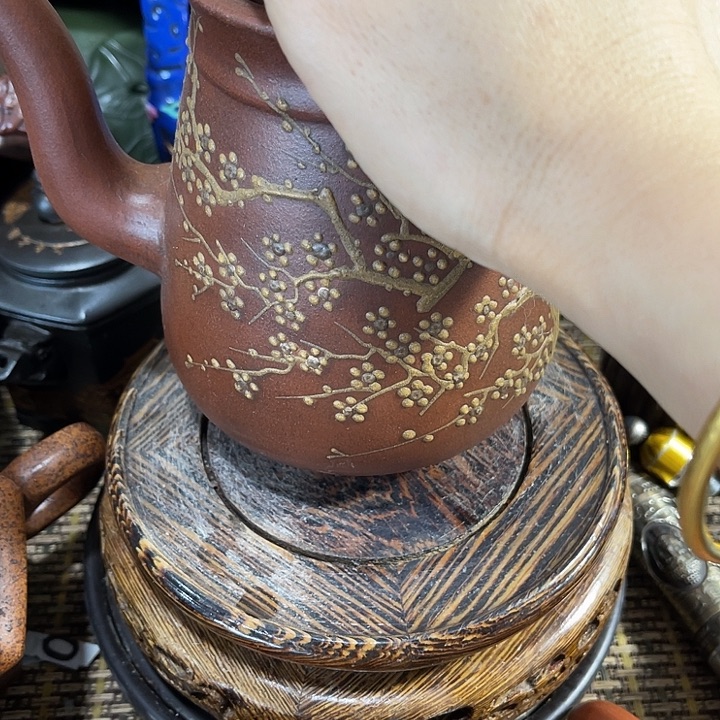 茶壶紫砂原矿泥料手工制作的一把紫砂壶。