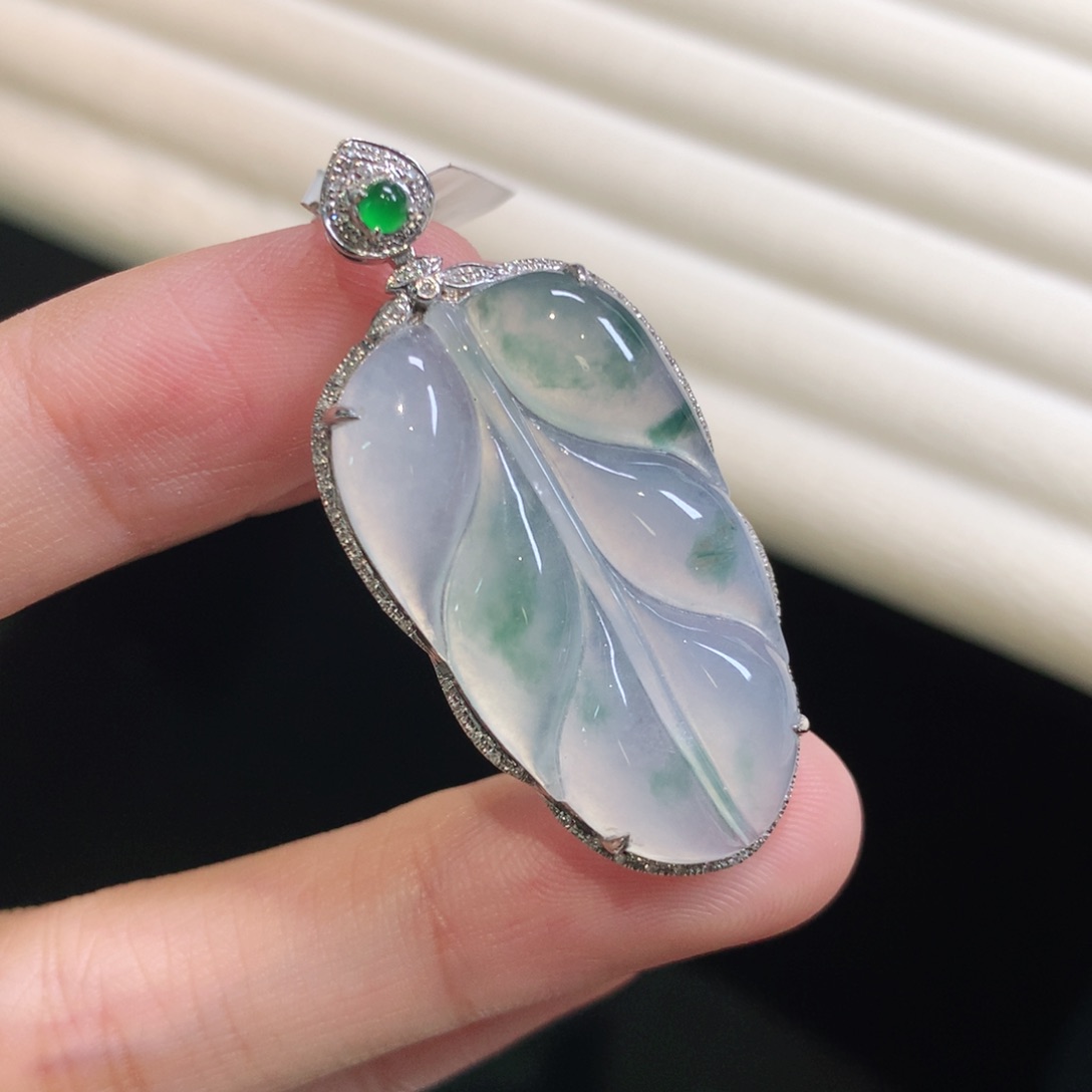 翡翠颈饰18K金镶嵌叶子