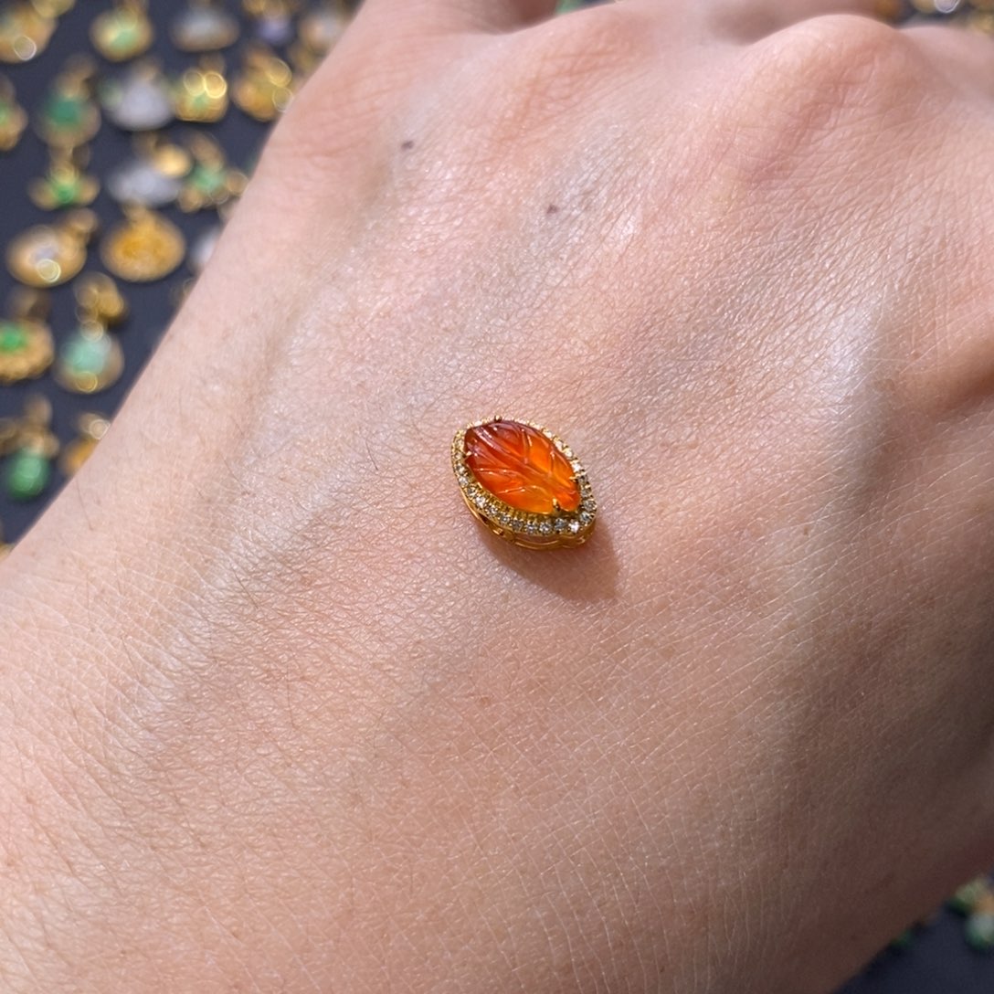 哈***吖翡翠18K金镶嵌颈饰翡翠