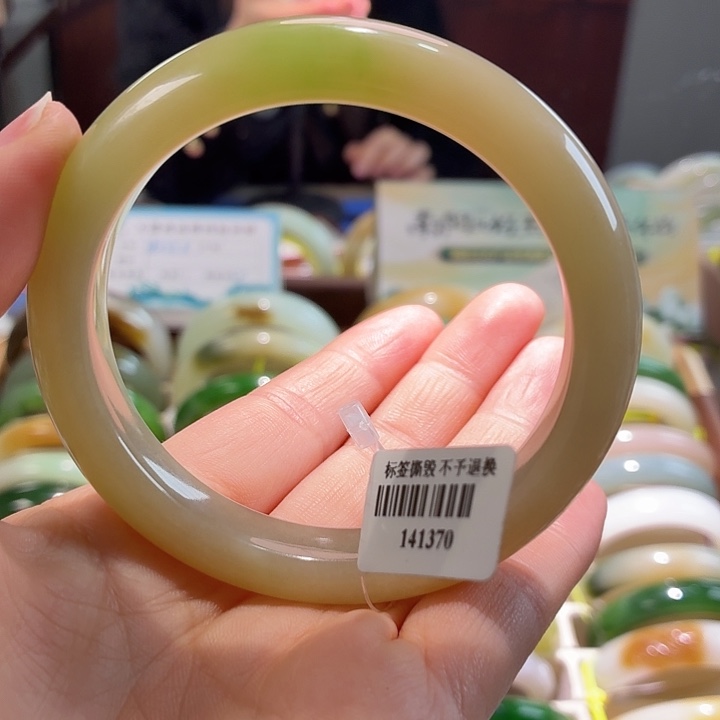 太***洋和田玉未镶嵌手镯