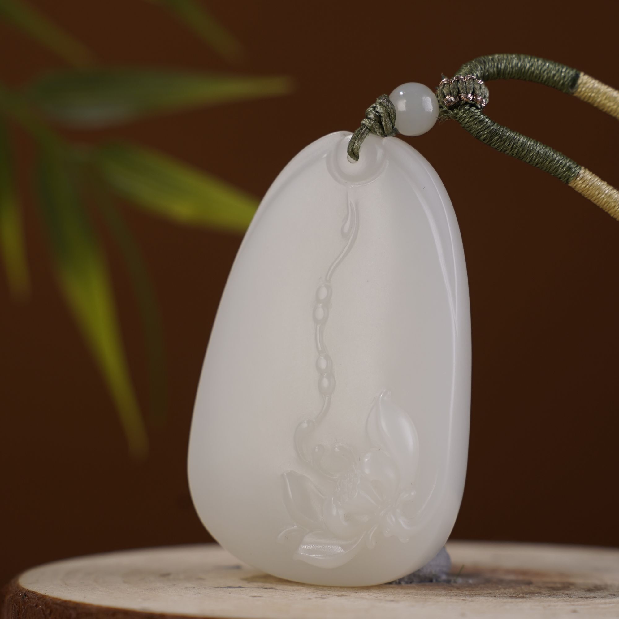 ZR1356二十世纪和田玉莲花吊坠