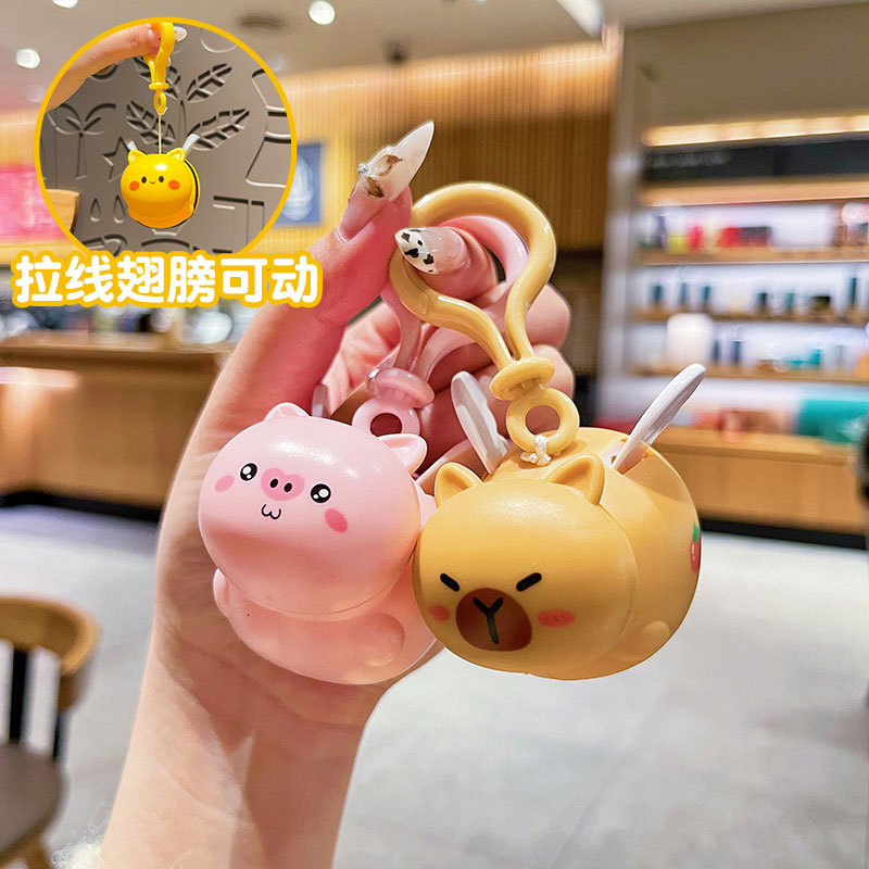 原创拉线飞天小动物钥匙扣可爱卡通卡皮巴拉儿童玩具情侣包包挂件