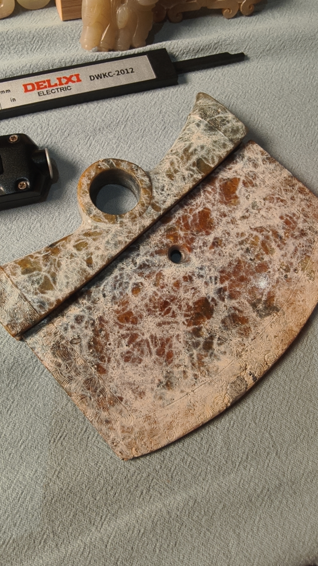 地方玉灰皮红玉斧