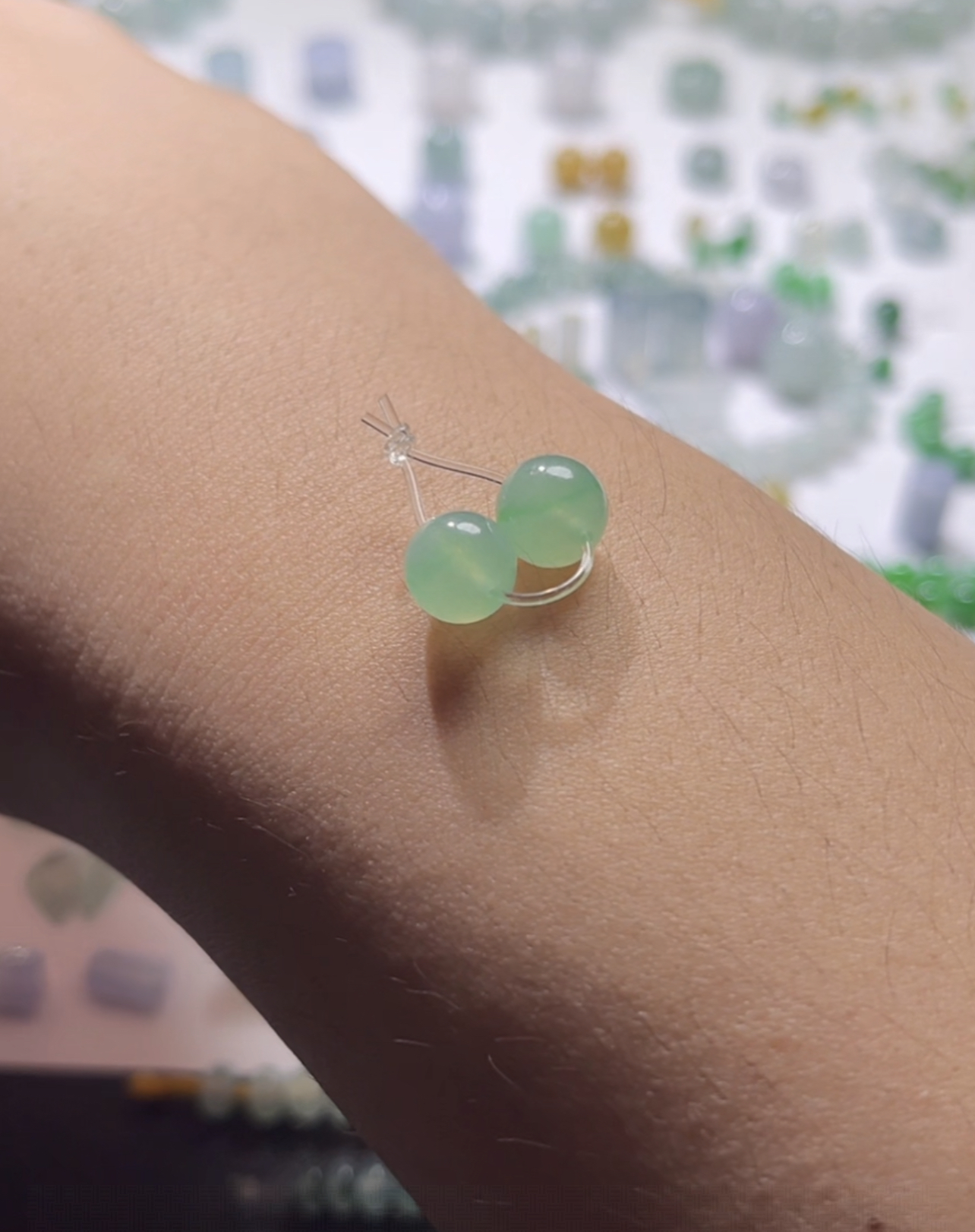 天然缅甸A货翡翠，卡8mm满甜绿飘金丝翠珠子两颗